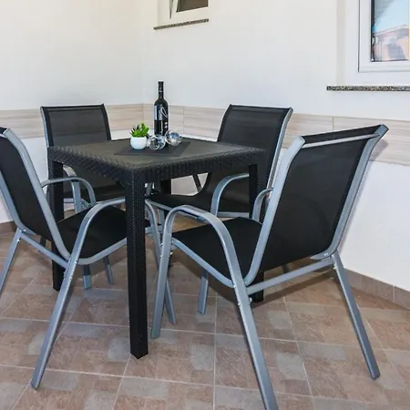 아파트 With Parking Space - 18540